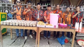 Frank W.Y Jambak Selaku Ketua PP Komat 4 Menjenguk Noviandi Koto Yang Terbaring Sakit