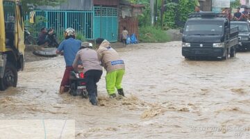 Polisi Bersama Masyarakat, Kapolsek Bambel Turunkan Personel Bantu Warga Terobos Banjir di Desa Kuning I